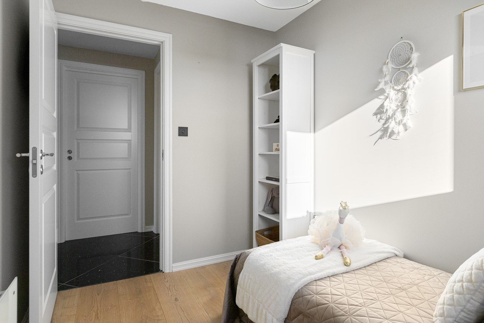 Boligen har tre romslige soverom Galleribilde