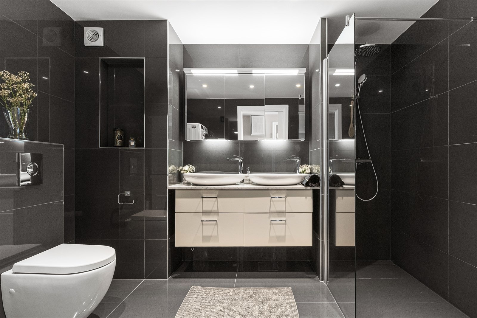 Lekkert og romslig flislagt baderom. Det er mulighet for oppbevaring i skuffer under servant og i sminkespeil Galleribilde