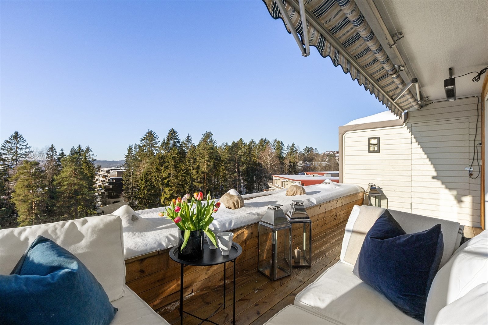 Fra terrassen har man direkte tilgang til bod på 2 kvm Galleribilde