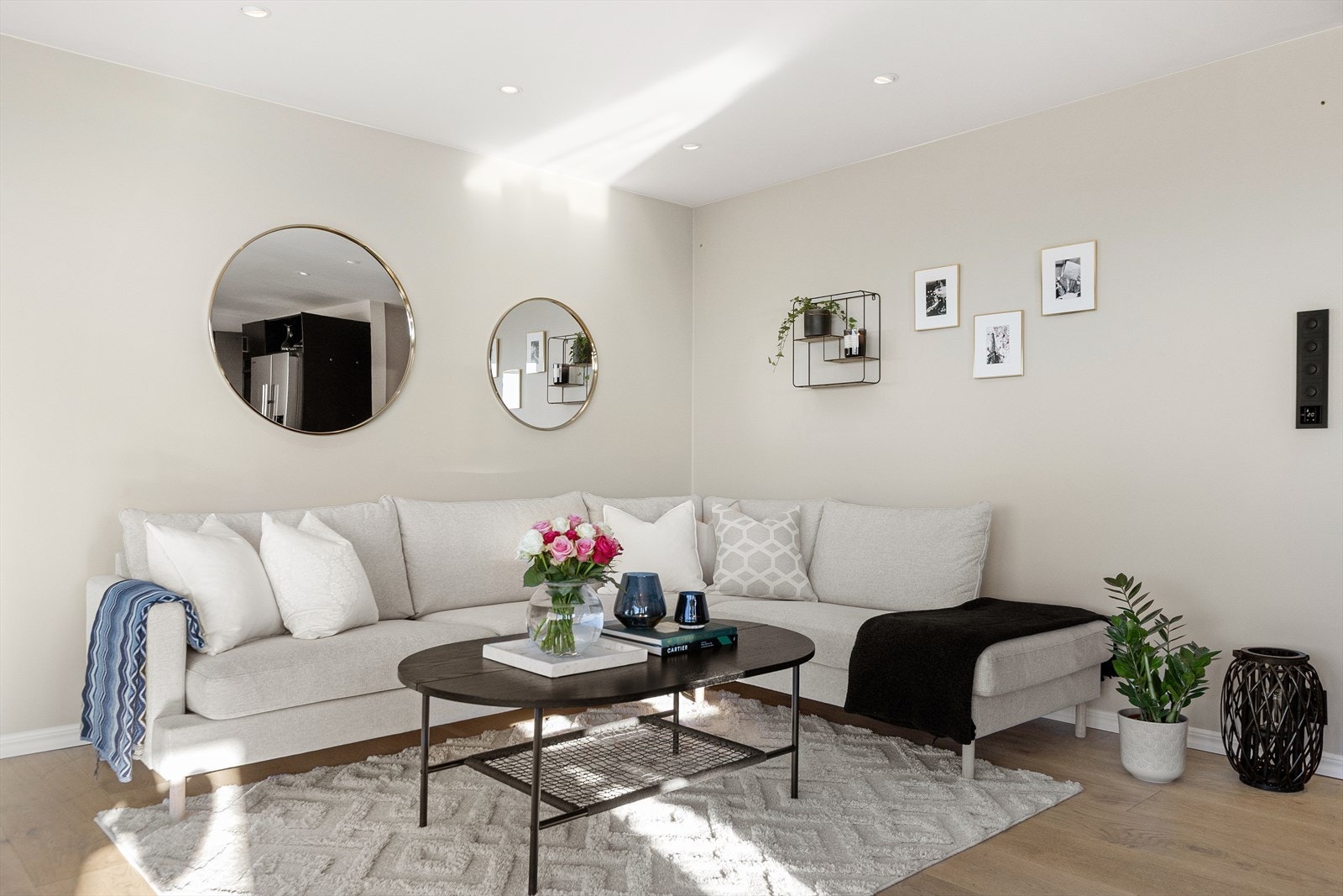 Stuen har gode møbleringsmuligheter for sofagruppe, samt medie- og oppbevaringsmøblement Galleribilde