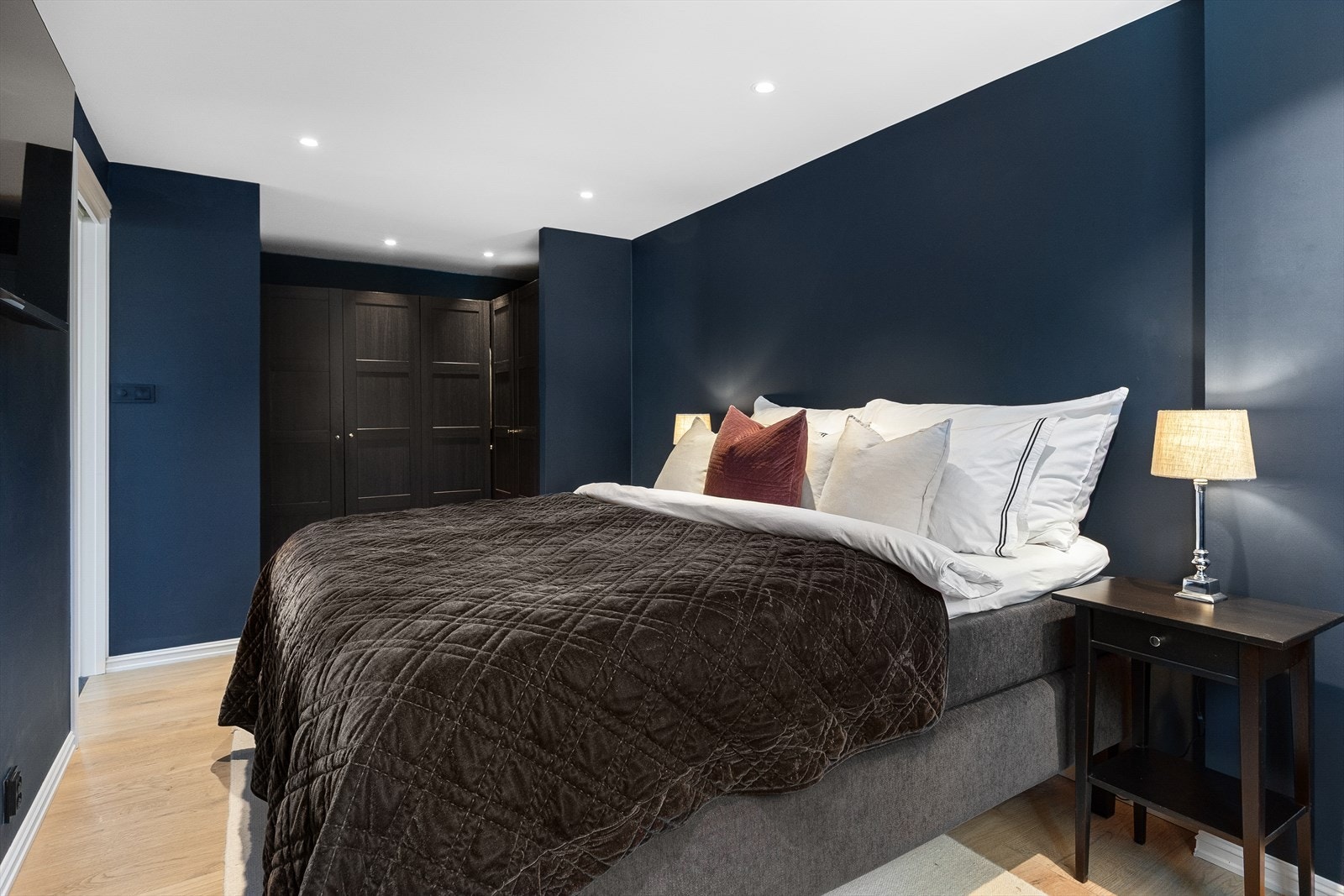 Rommet er malt i lune og delikate farger noe som bidrar til en god romfølelse. Det er montert downlights i himling Galleribilde