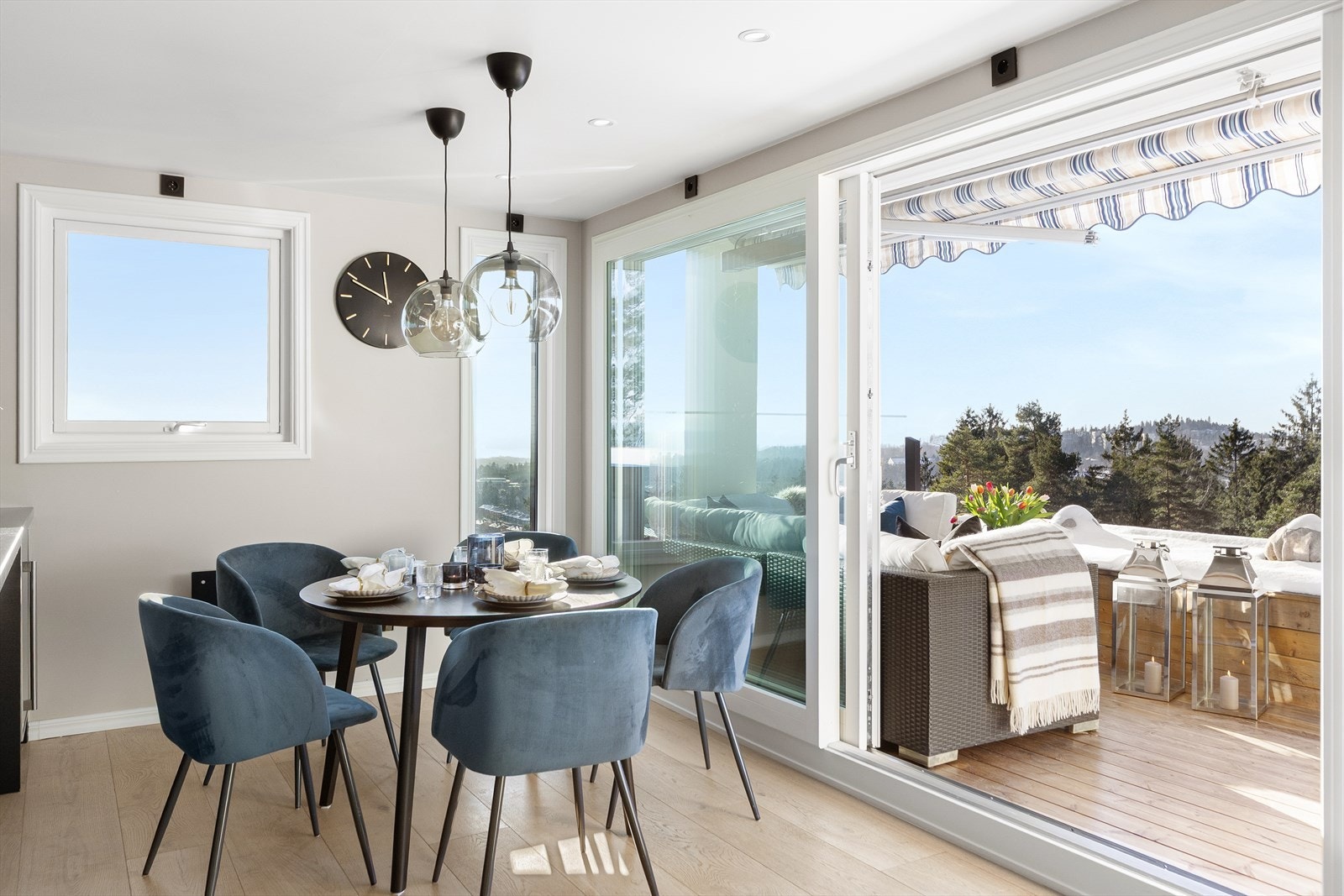 Stuen har en åpen løsning mot spiseplassen og direkte adkomst til sørvestvendt terrasse på 12 kvm Galleribilde