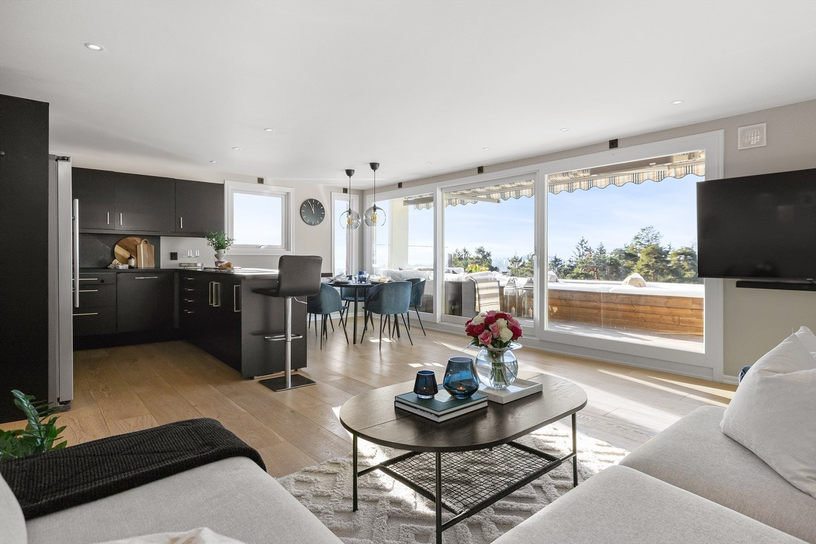 En usjenert toppleilighet på Holmenkollen med terrasse på og svært gode solforhold Galleribilde