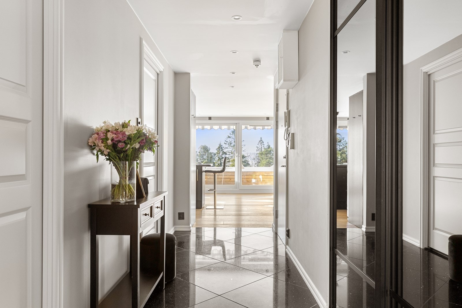 Stor skyvedørsgarderobe med plass til oppbevaring av yttertøy og sko. Det er videre adkomst til boligens øvrige rom Galleribilde