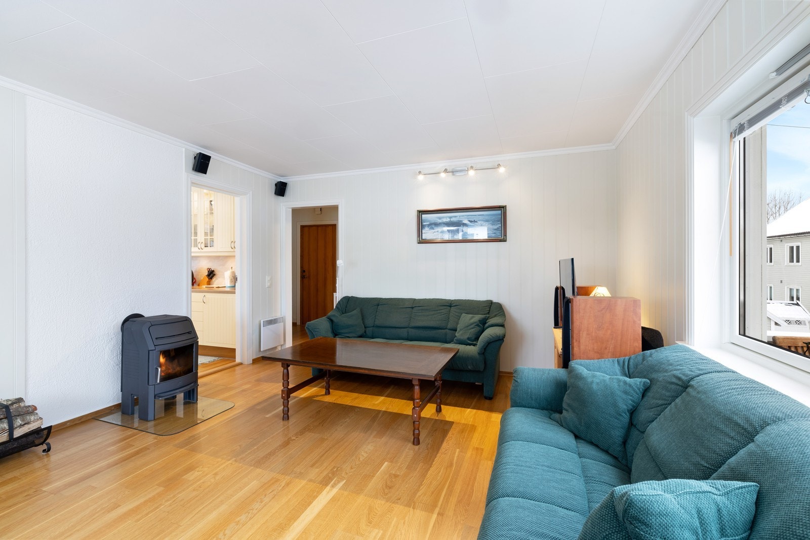 Parkett i stue og malte panelplater på vegger Galleribilde