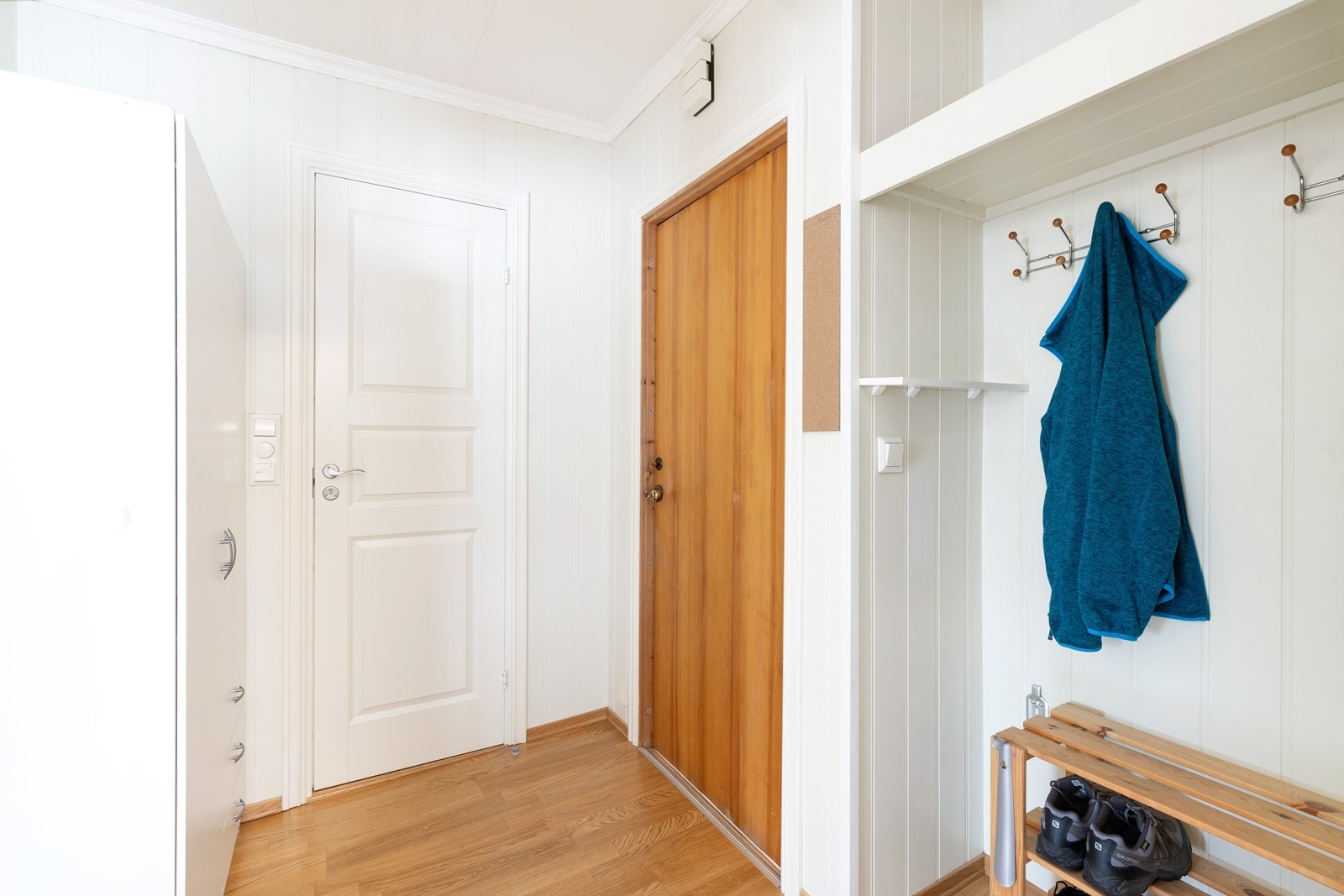 God plass til ytterklær og sko i gangen Galleribilde