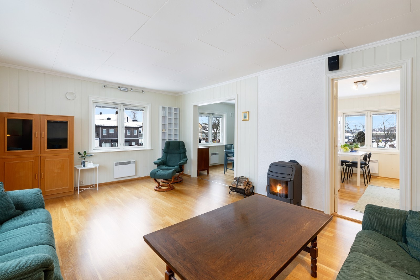 Stue med adkomst til spisestue og kjøkken Galleribilde