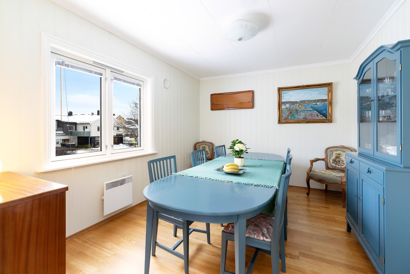 Hele leiligheten ble pusset opp i 2006 og fremstår i pen stand Galleribilde