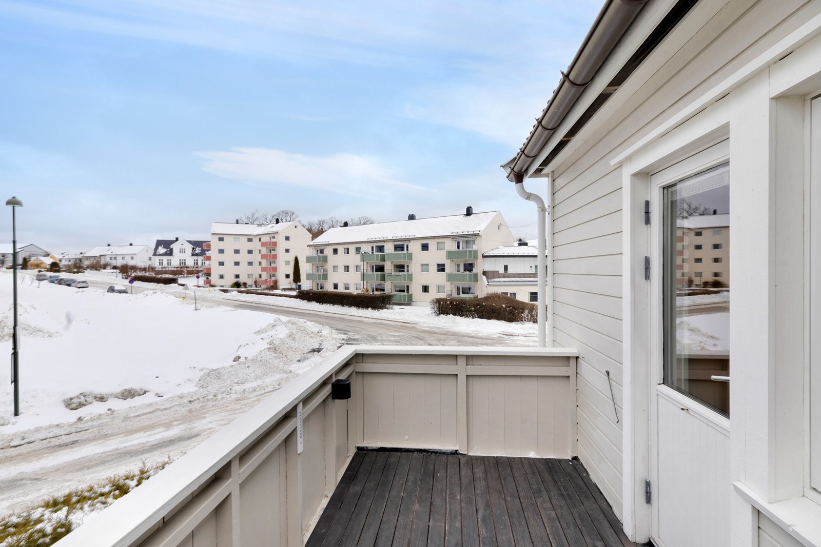 Det er nydelige turområder i nærheten. Jegersberg med fantastisk turterreng, løypenett, badevann og lysløype, samt Bertesbukta med småbåthavn, svaberg og badestrand Galleribilde
