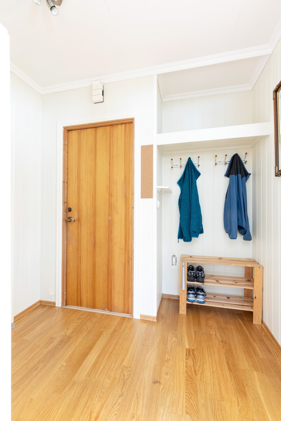 Det er parkett på gulv og malte panelplater også i gangen Galleribilde