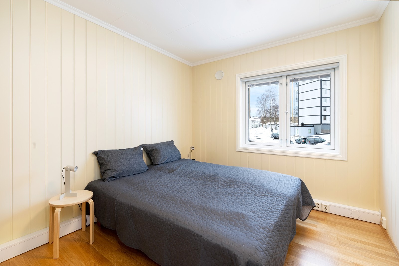 Soverom med parkett og malte panelplater Galleribilde