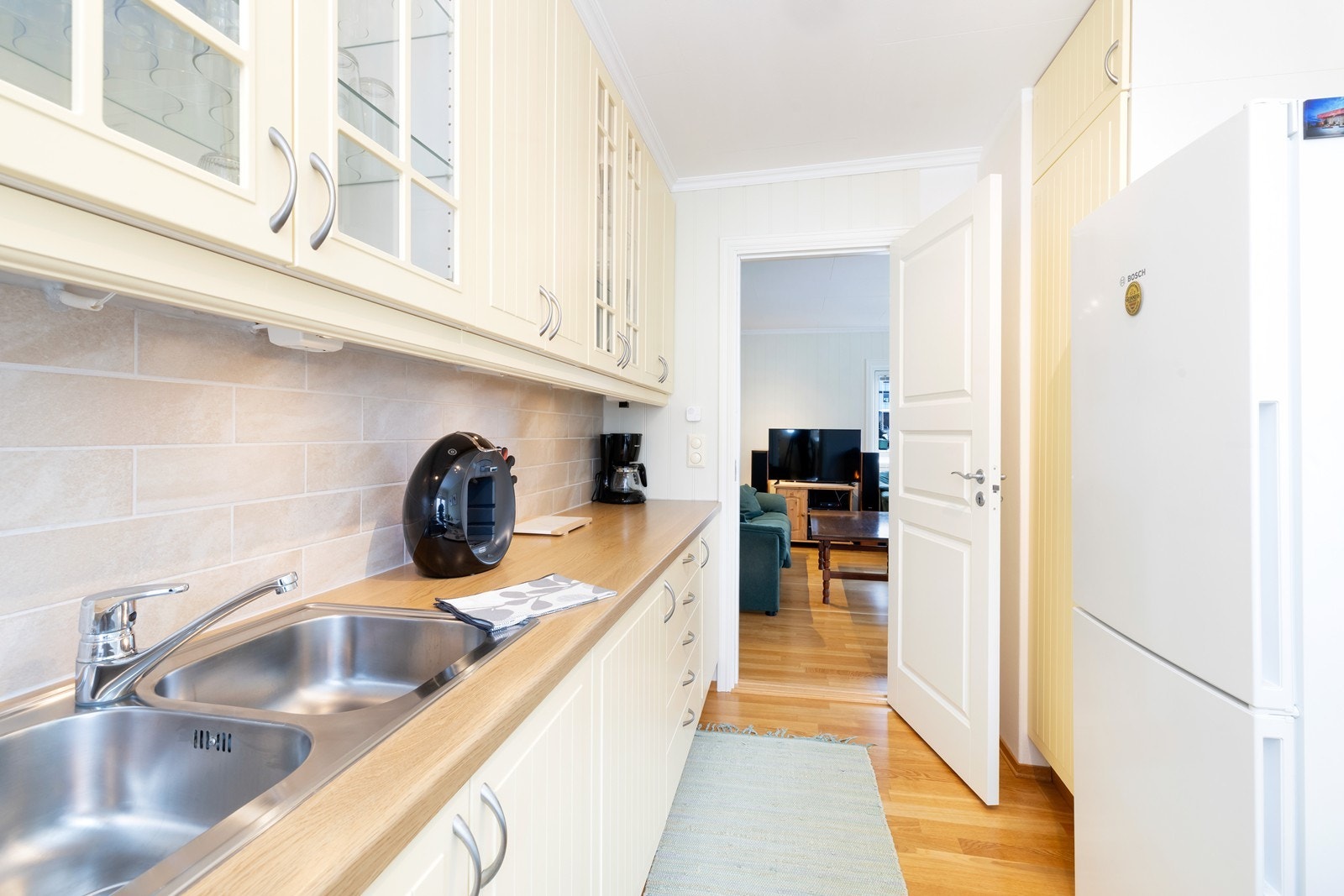 Det er god benkeplass og rikelig med skap Galleribilde