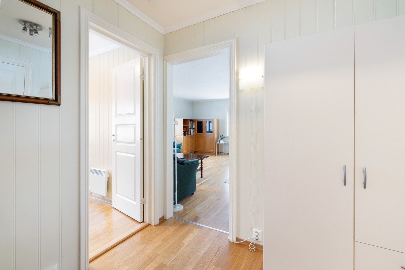 Gang med garderobeskap Galleribilde