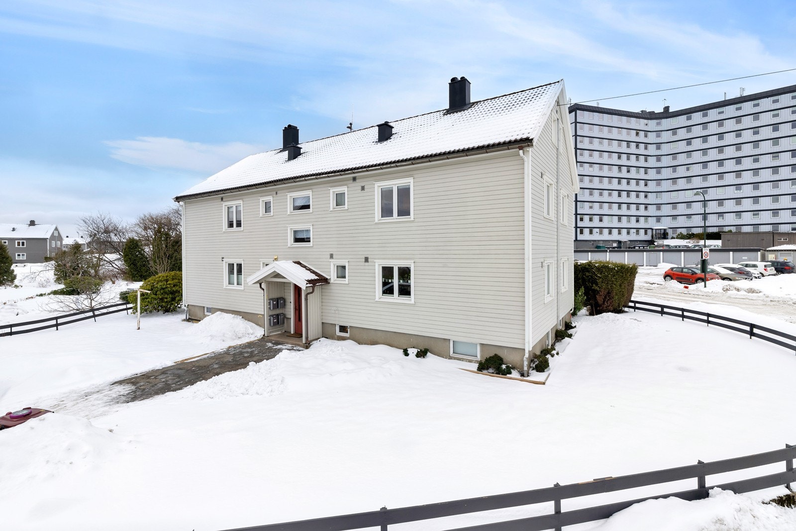 Godt utvalg av dagligvareforretninger, bakeri, flere takeaway muligheter, optiker, frisør m.m på Marvikssletta Galleribilde