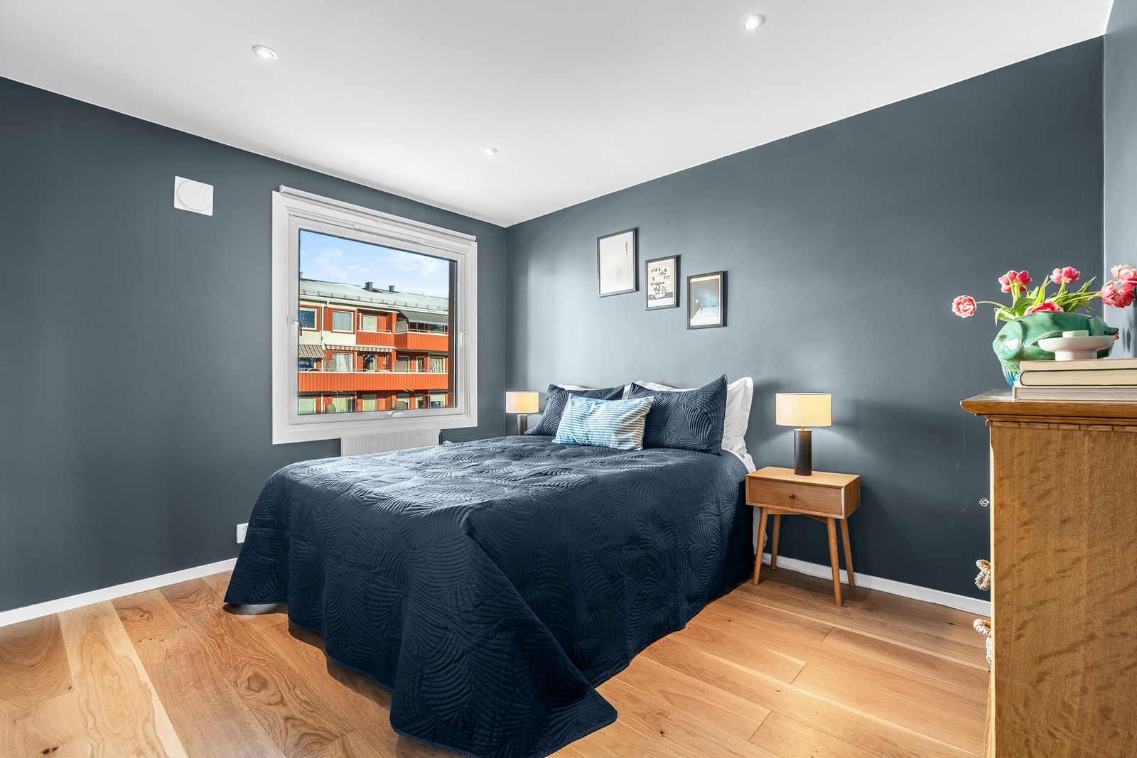 Hovedsoverommet er av god størrelse, og kan enkelt innredes med dobbeltseng og tilhørende nattbord. Galleribilde