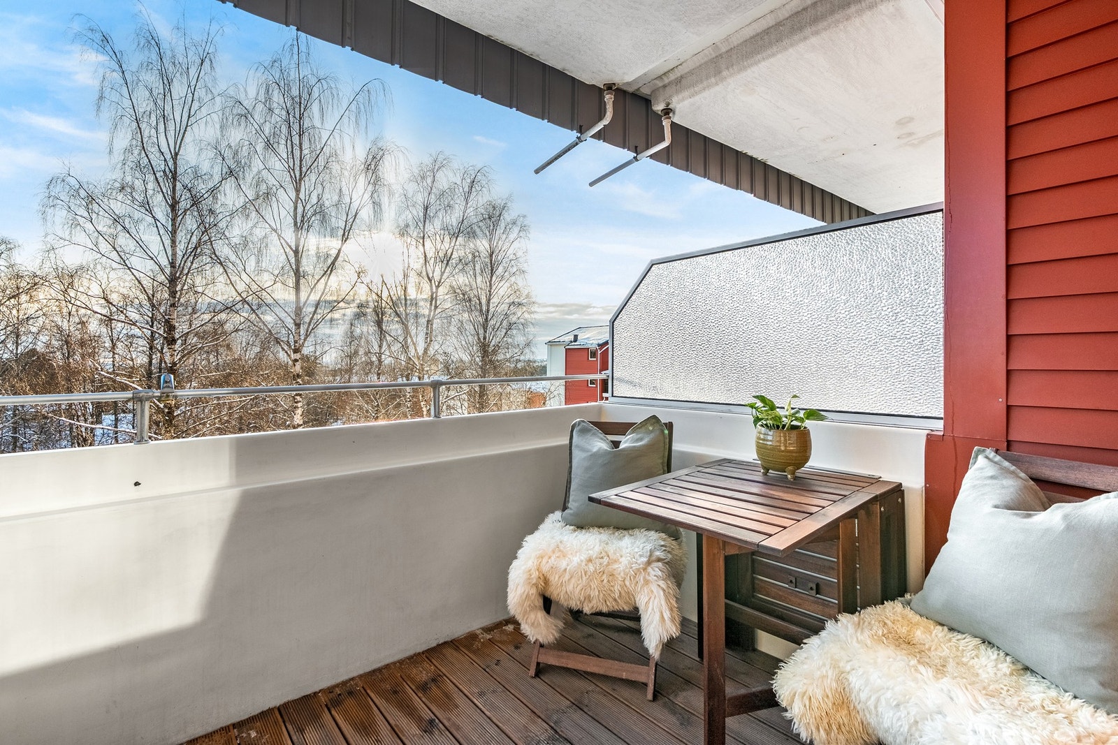 Utgang til sydvestvendt, overbygd balkong med fin plass til ulike balkongmøblement. Galleribilde