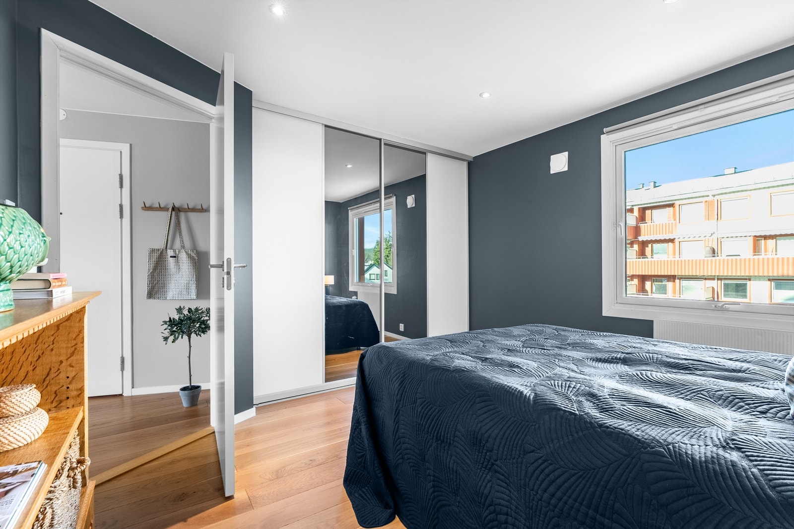 Skyvedørsgarderobe med speilfronter gir gode lagringsmuligheter for klær og sko Galleribilde