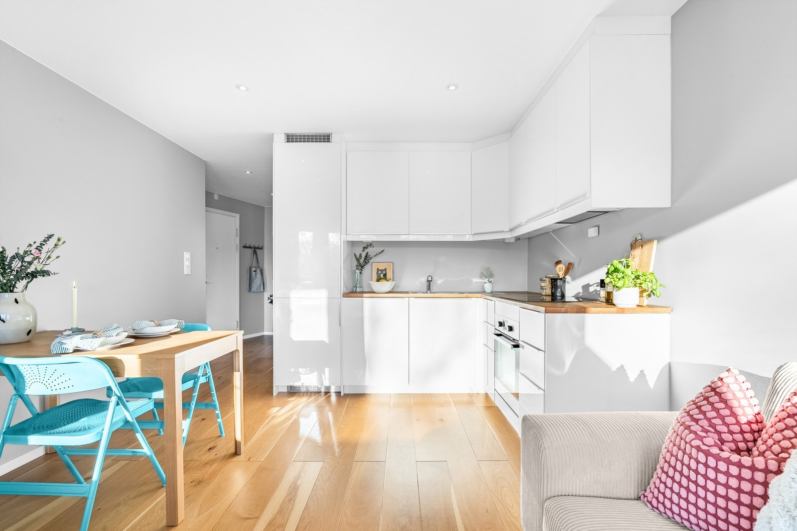 Integrerte hvitevarer gir et helhetlig inntrykk. Induksjonsplatetopp og oppvaskmaskin ble byttet i henholdsvis 2022 og 2023. Galleribilde