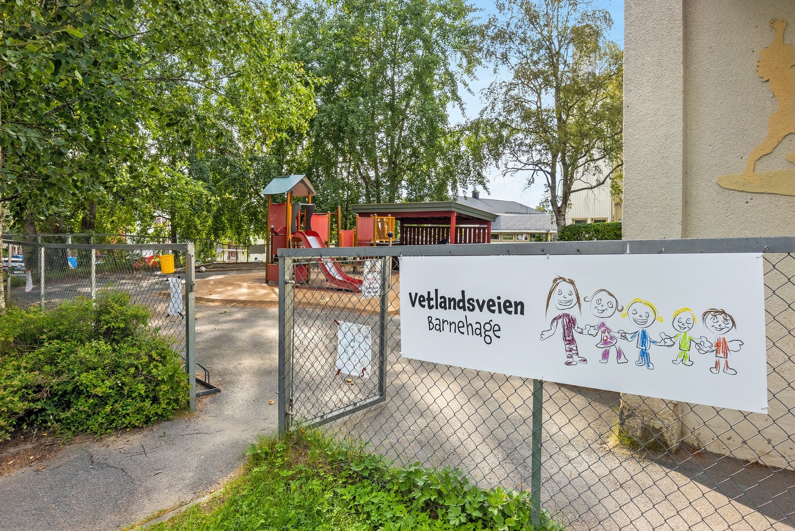 I nærområdet finnes det mange barnehager. Vetlandsveien barnehage er den nærmeste, og ligger på enden av naboblokken. Galleribilde