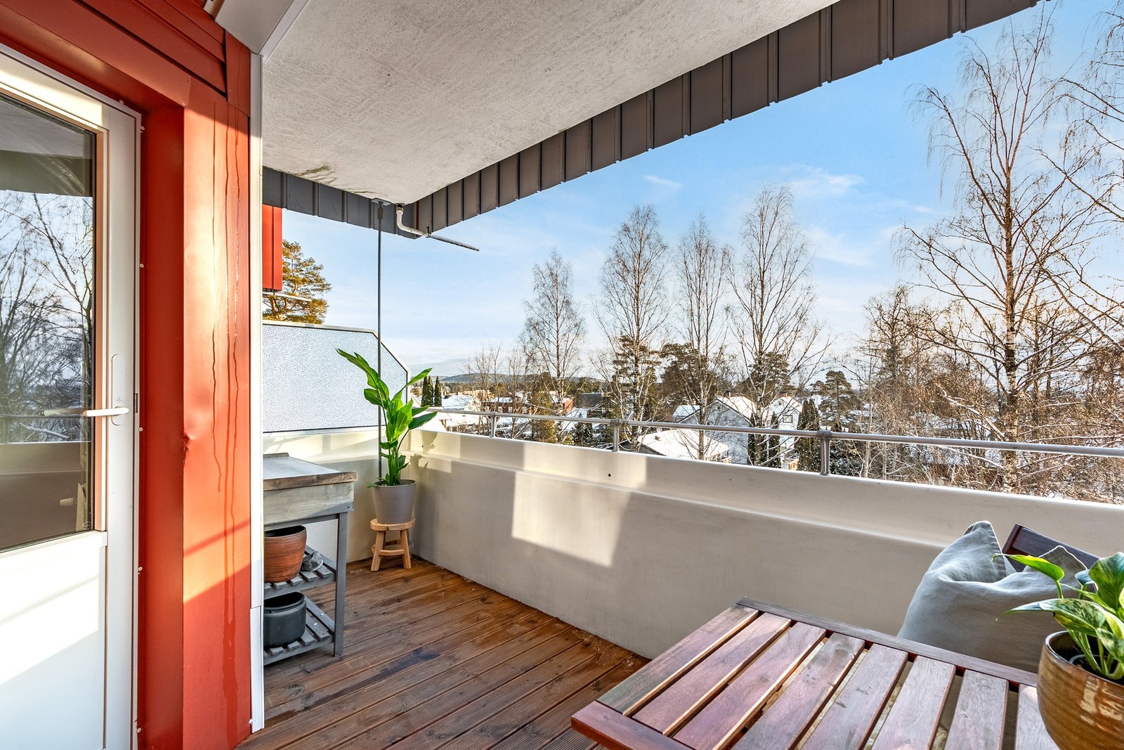 Leiligheten har en skjermet, men sentral beliggenhet, med kort gangavstand til T-bane og buss, Oppsal senter, bibliotek, flere barnehager og Oppsal skole. Nærhet til flotte turmuligheter rundt Østensjøvannet og i Østmarka. Galleribilde