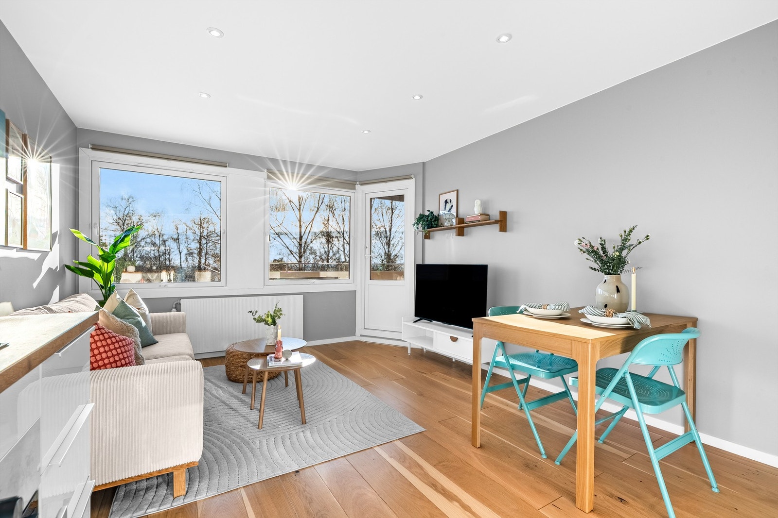 Leiligheten er jevnlig vedlikeholdt. Det er en pen 1-stavs eikeparkett på gulv. Veggflater og himling er malt opp de siste to årene. Galleribilde