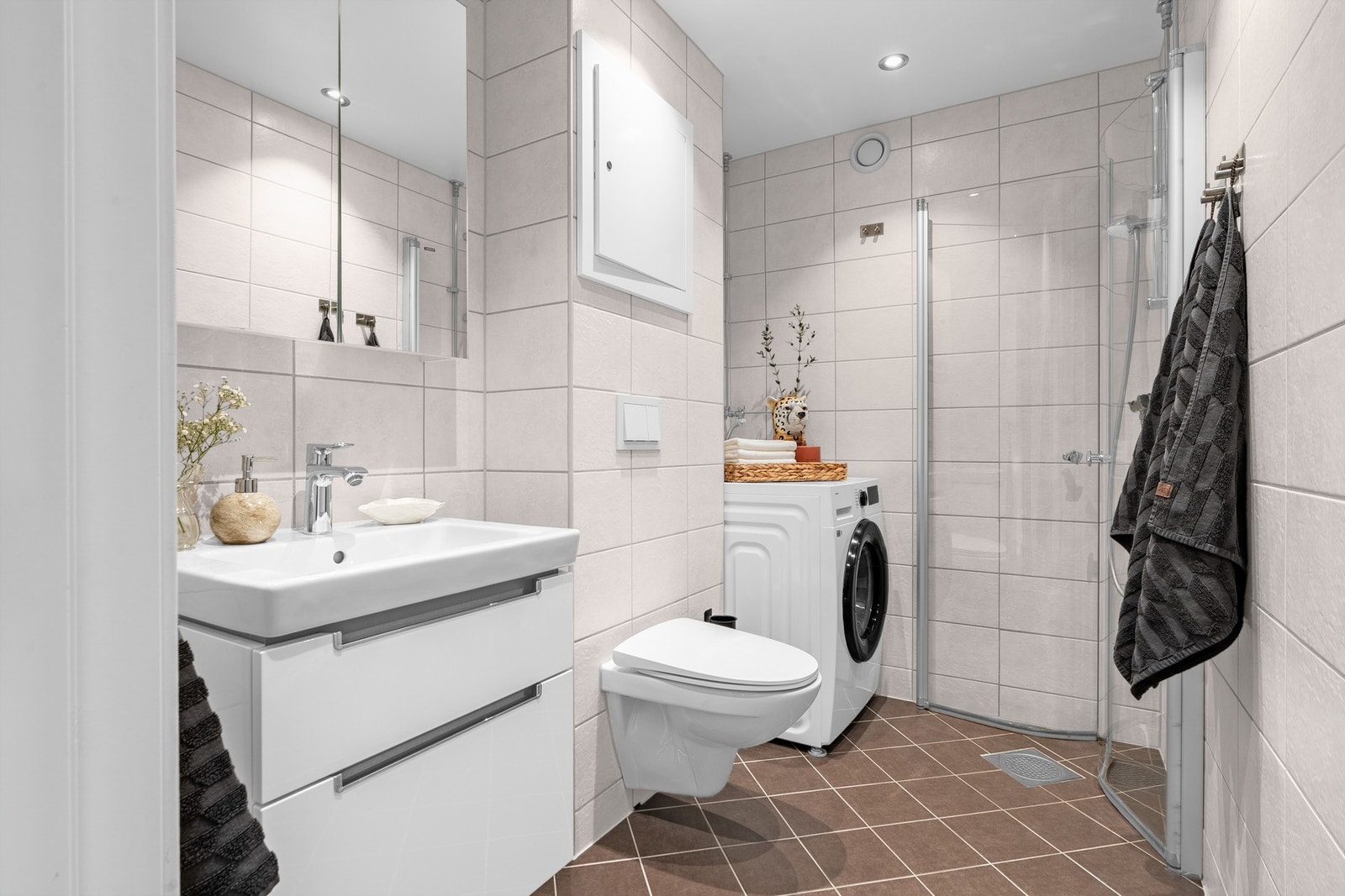 Delikat, flislagt bad med termostatstyrte varmekabler i gulv og downlights (LED) i himling. Galleribilde