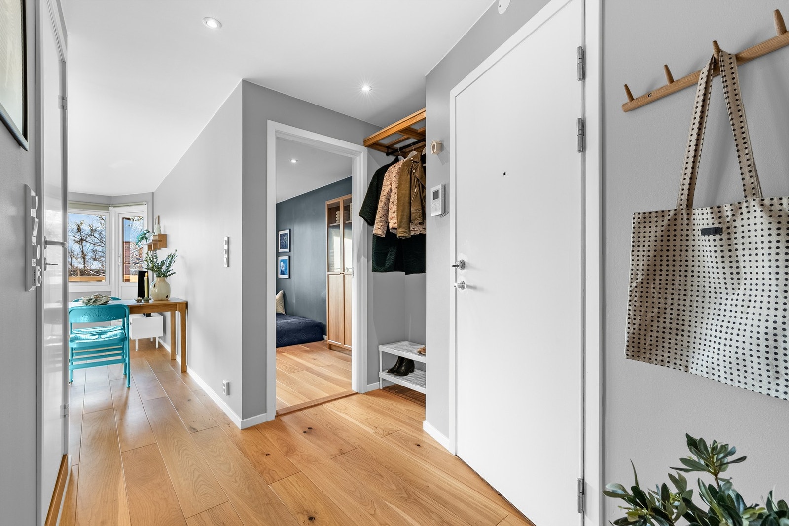 Entreen fungerer som et knutepunkt i leiligheten da man har adkomst til øvrige rom her ifra. Galleribilde