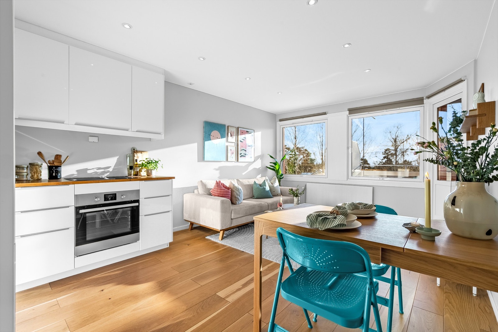 Leiligheten er gjennomgående og har gode vindusflater som slipper inn rikelig med naturlig lys. Vinduer og balkongdør ble byttet i 2016. Galleribilde