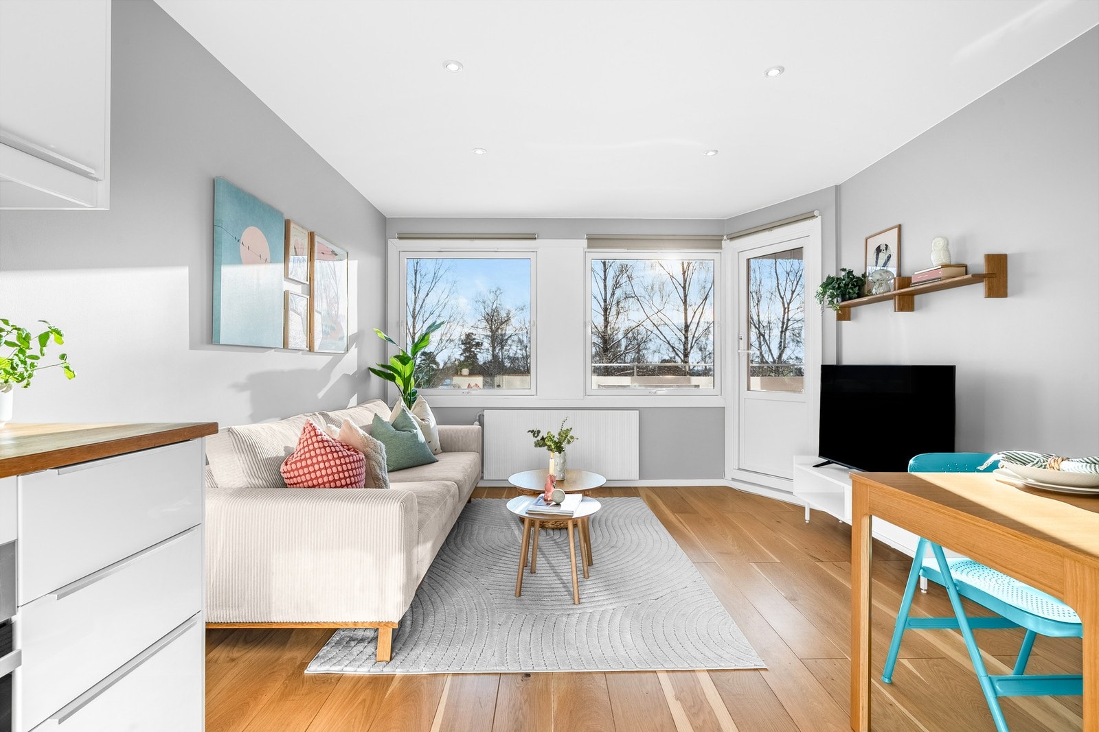 Stuen er møblert med sofagruppe og TV-møblement. Galleribilde