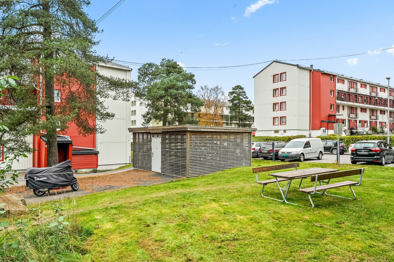 Ved siden av blokken er ett av borettslagets låsbare sykkelskur, perfekt for de syklende. Borettslaget har videre et stort fellesvaskeri, som beboerne kan benytte. Galleribilde