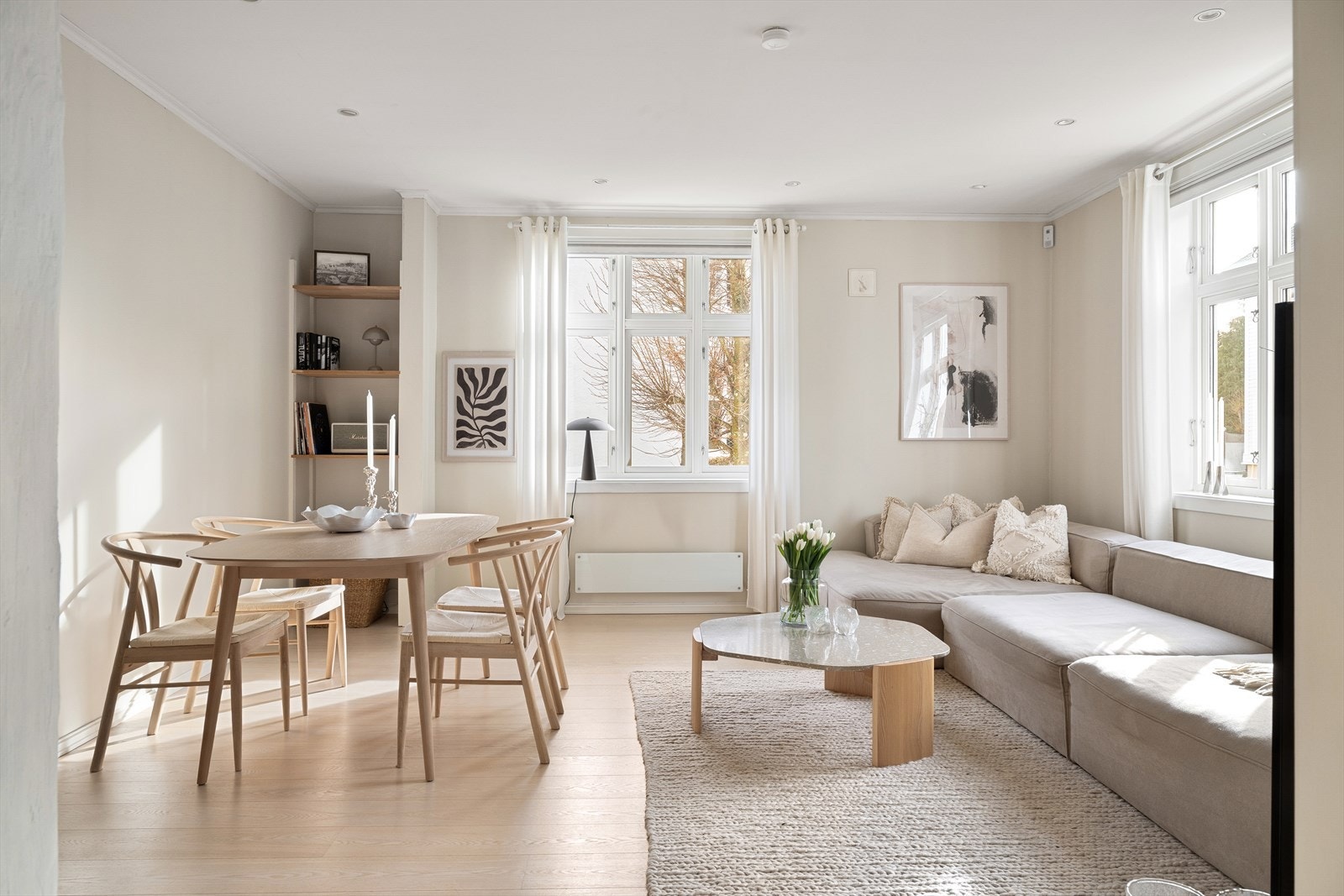 Stuen har en behagelig atmosfære med malte vegger i lyse, tidsriktige farger som gir et moderne og harmonisk uttrykk. Galleribilde