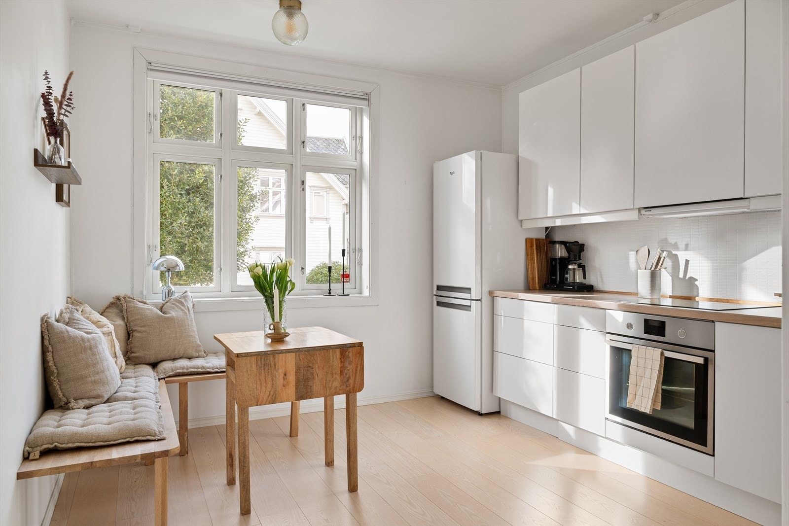 Kjøkkenet holder en moderne standard med lyse fronter og rene linjer som kombinerer funksjonalitet og stilrent design. Galleribilde