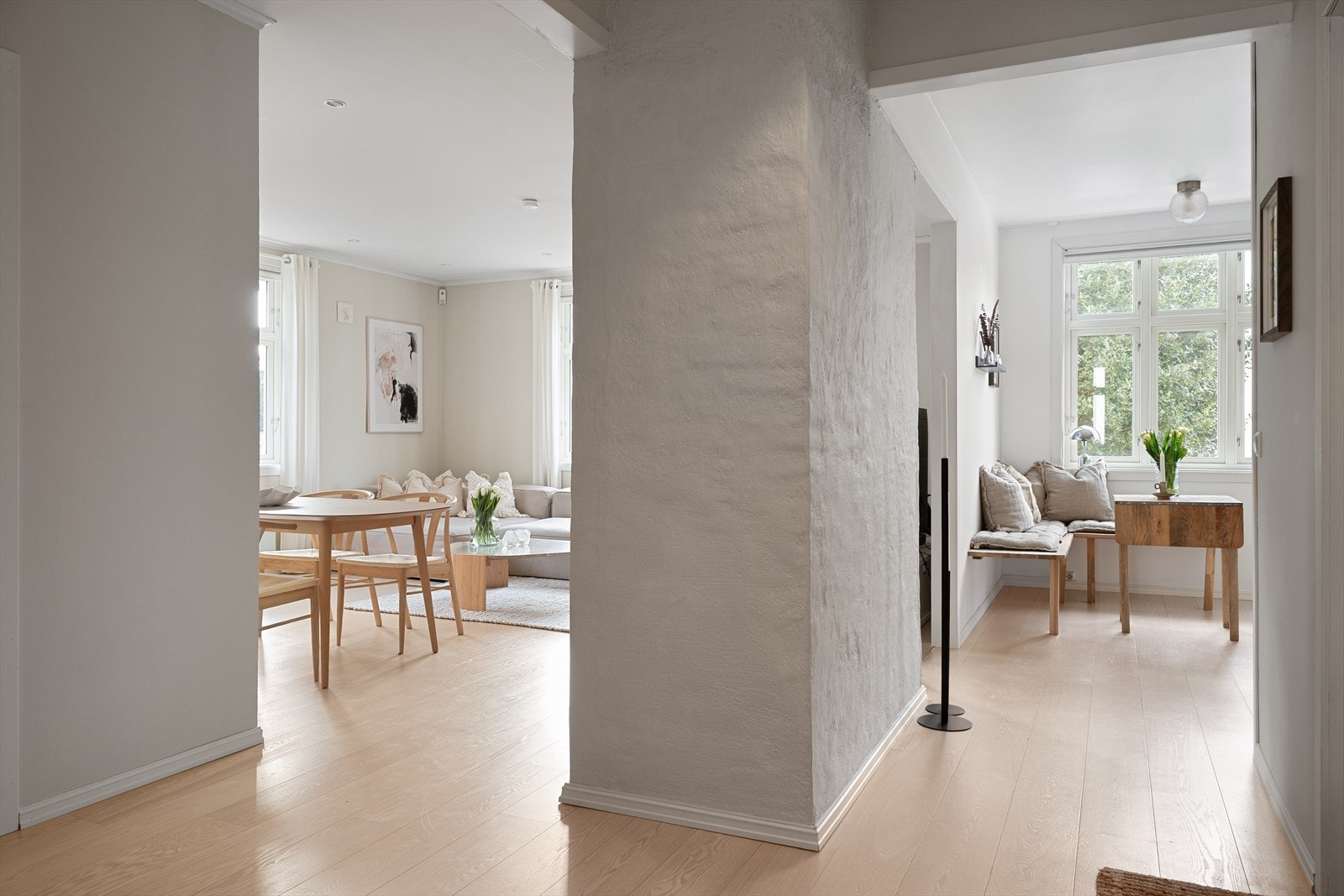 Fra gangen er det direkte adkomst til både stue og kjøkken, noe som skaper en praktisk og naturlig flyt i boligen. Galleribilde