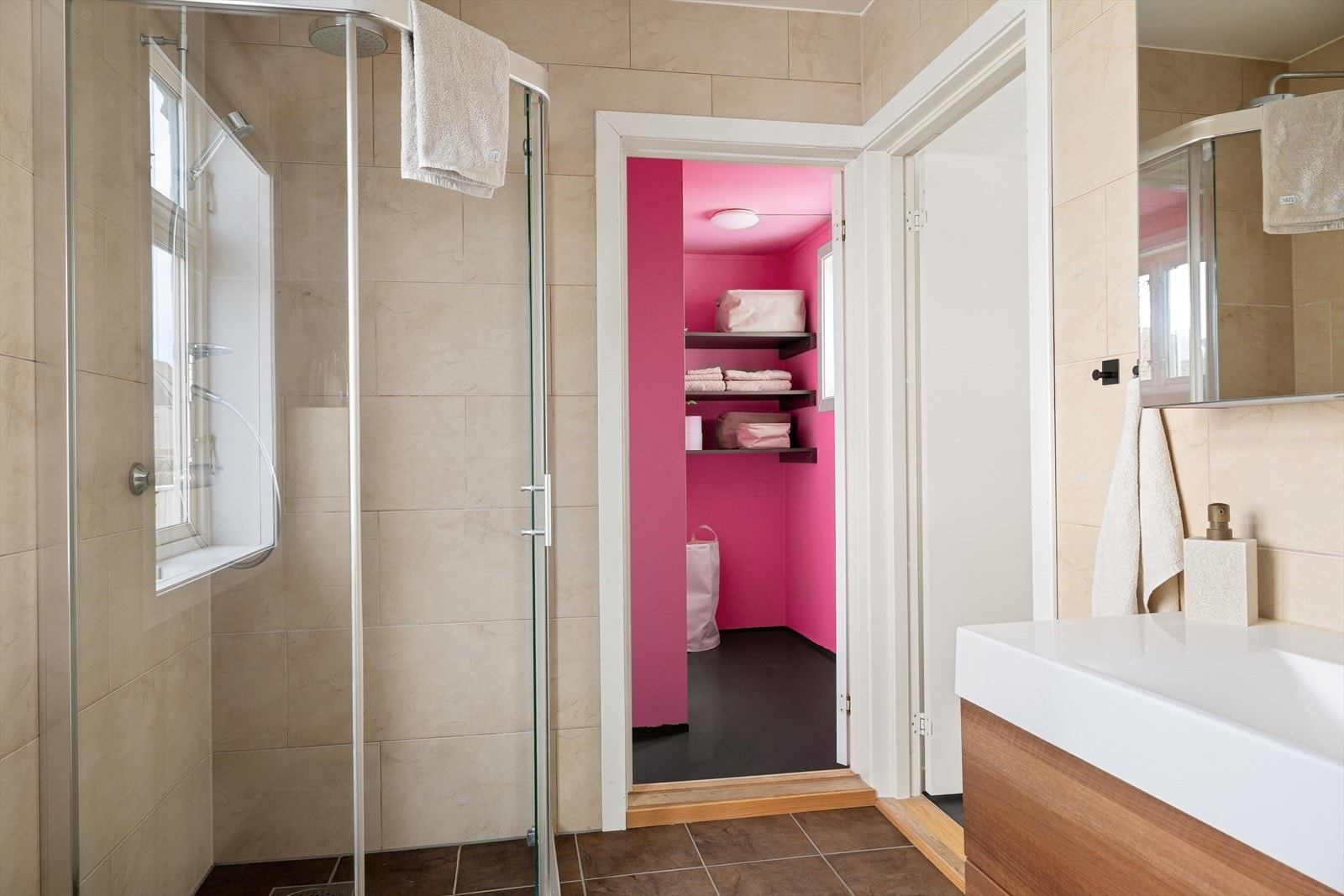 Fra badet er det direkte adkomst til et praktisk vaskerom. Galleribilde