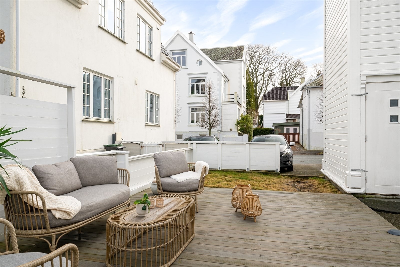 Eiendommen har felles tomt med de øvrige seksjonene og byr på både hage og terrasseplatting. Galleribilde