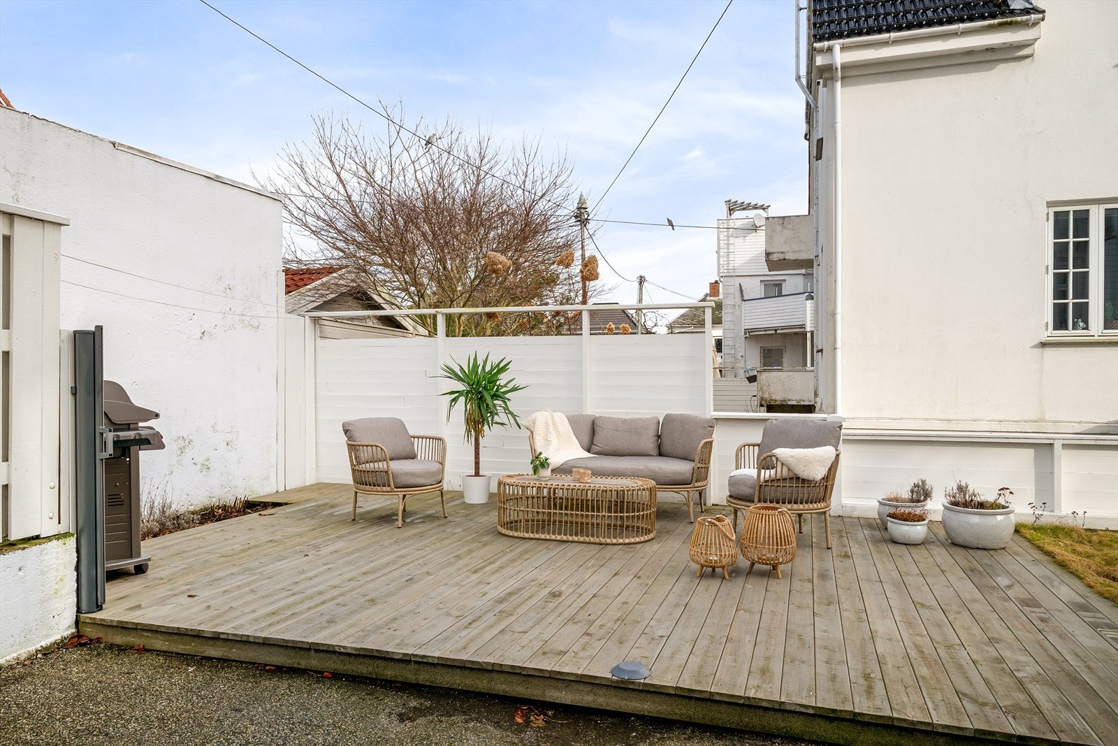 Terrasseområdet har god plass til sittegruppe og innbyr til avslapning og hyggelige sammenkomster på varme sommerdager. Galleribilde