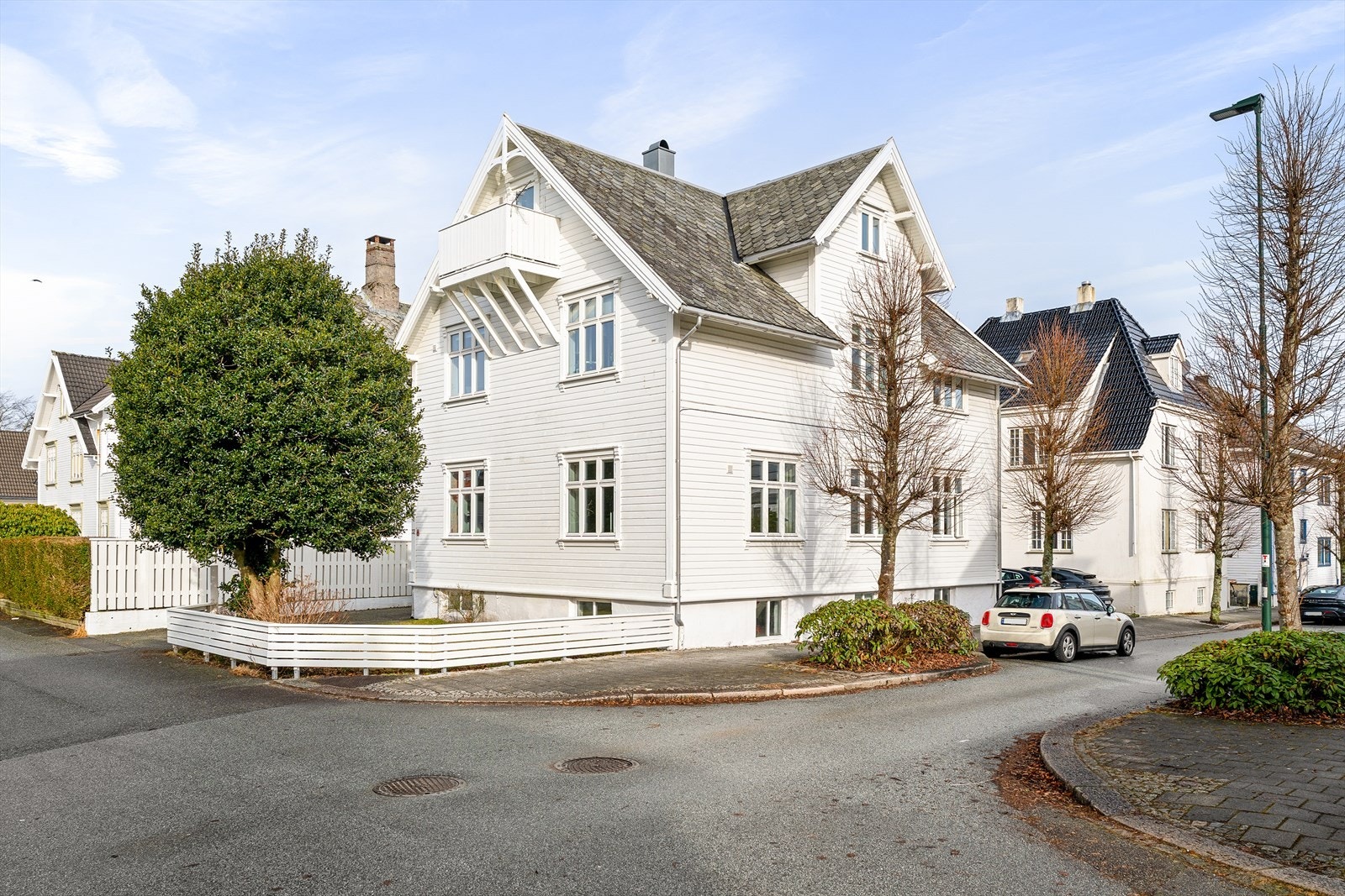 Her bor du sentralt med det beste Stavanger har å by på rett utenfor døren. Med kun en liten kilometer til sentrum er du omringet av et rikt utvalg av servicefasiliteter, restauranter, butikker og kulturtilbud. Galleribilde