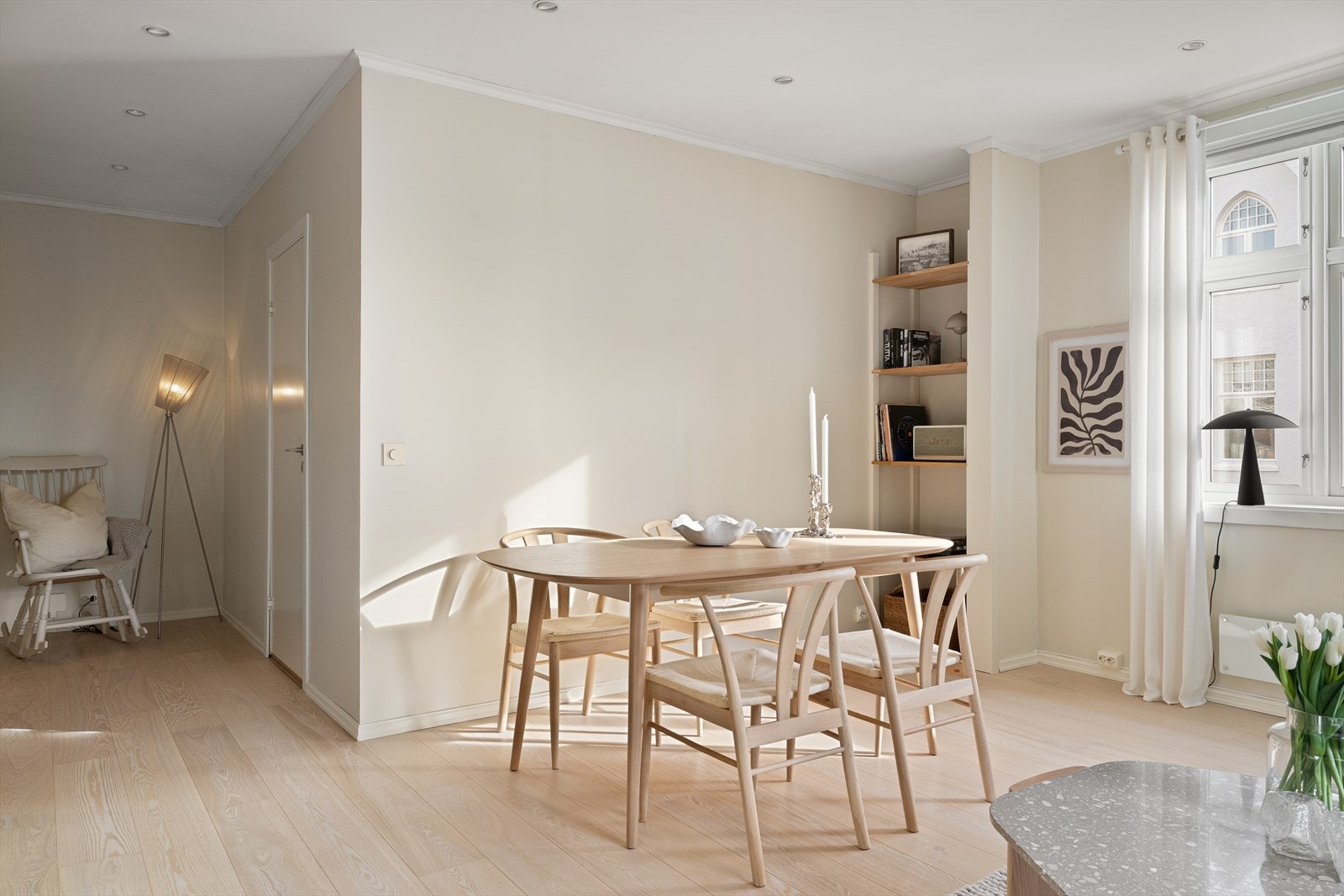 Rommet har god plass til både sofagruppe og spisebord, og egner seg like godt til rolige hverdager som til sosiale sammenkomster. Galleribilde