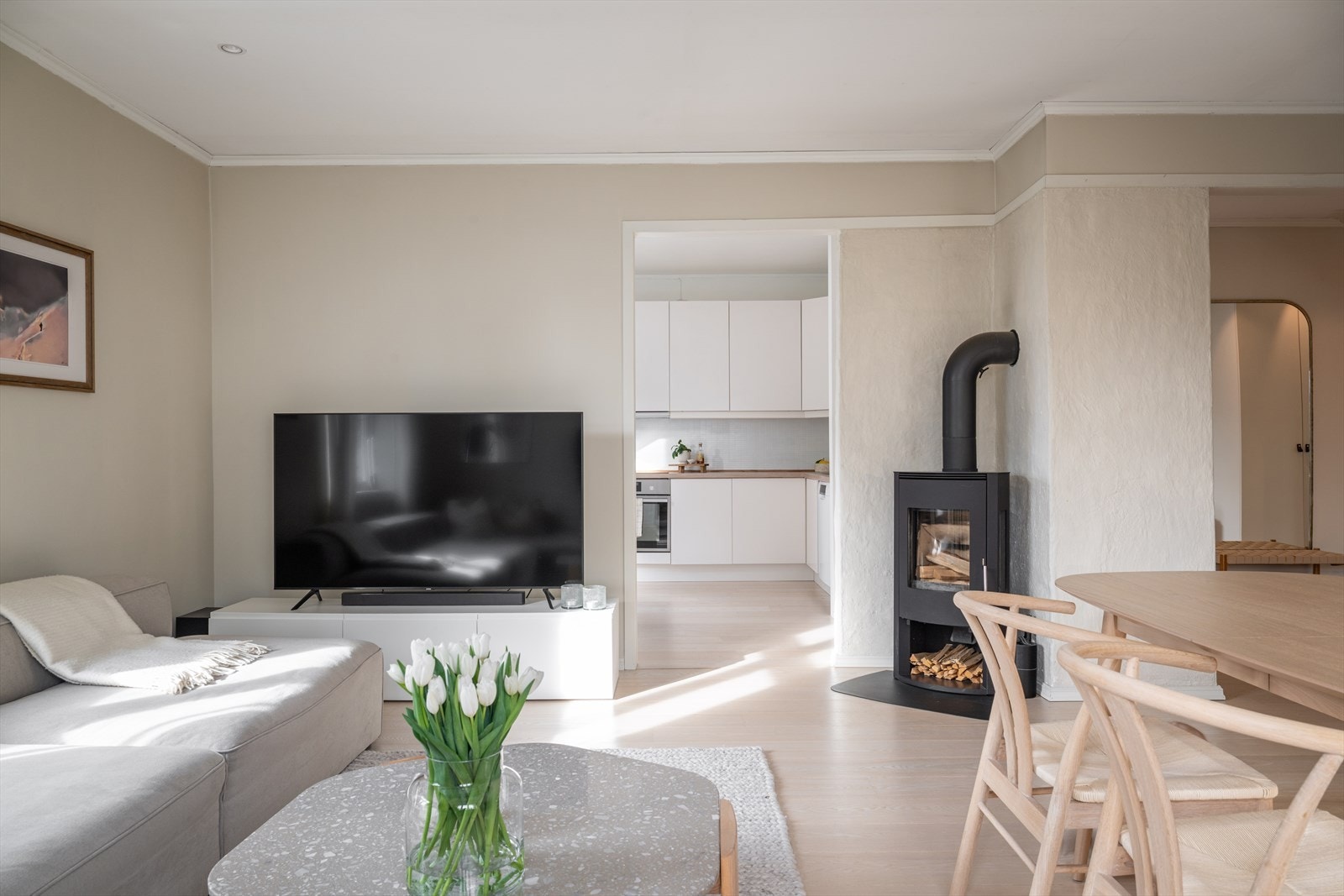 Det er vedovn i stuen som varmer godt på kaldere dager. Galleribilde