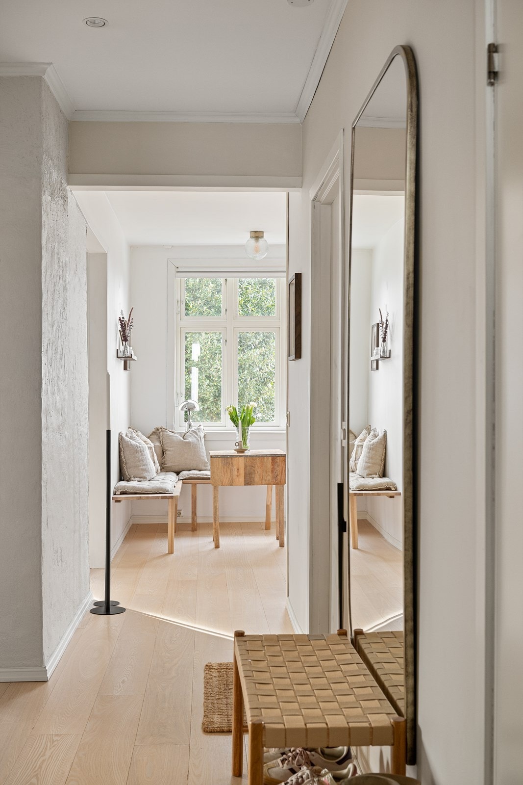 Hele etasjen er oppgradert med enstavs parkett på samtlige gulv, med unntak av bad og vaskerom. Galleribilde