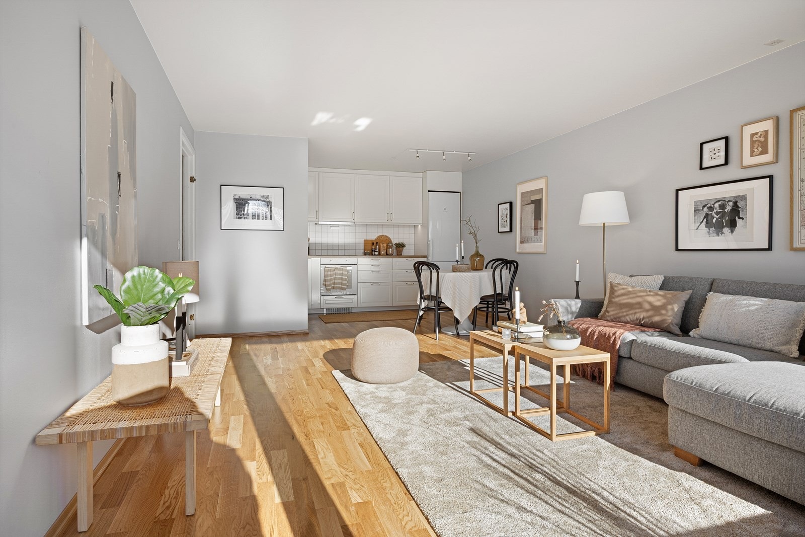 Det er fliser på vegg over benkeskap og heltre benkeplate med planlimt kum. Induksjonstopp, stekeovn og oppvaskmaskin er integrert i innredningen. Det er montert automatisk vannstopper og komfyrvakt. Galleribilde