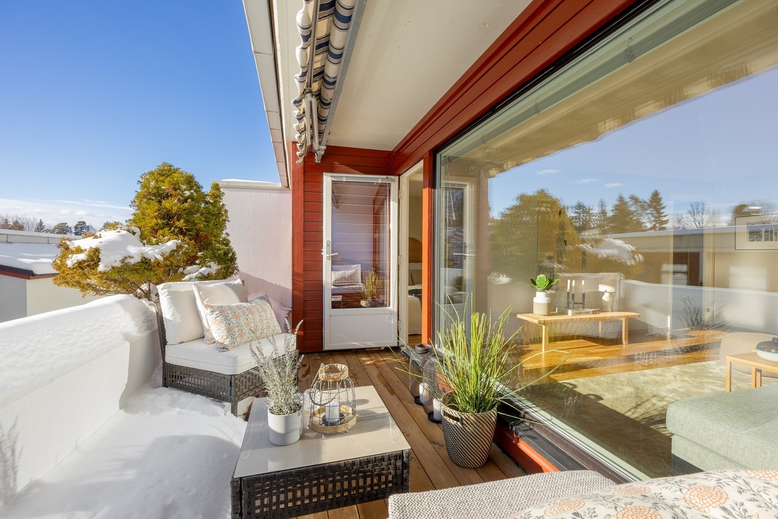 Eiendomsmegler Kristine Følkner, Eiendomsmegler1 Røa ønsker velkommen til stor 2-roms med alkove/kontor . Solrik terrasse. Garasjeplass med elbillader. Foto: Wlodek. Galleribilde