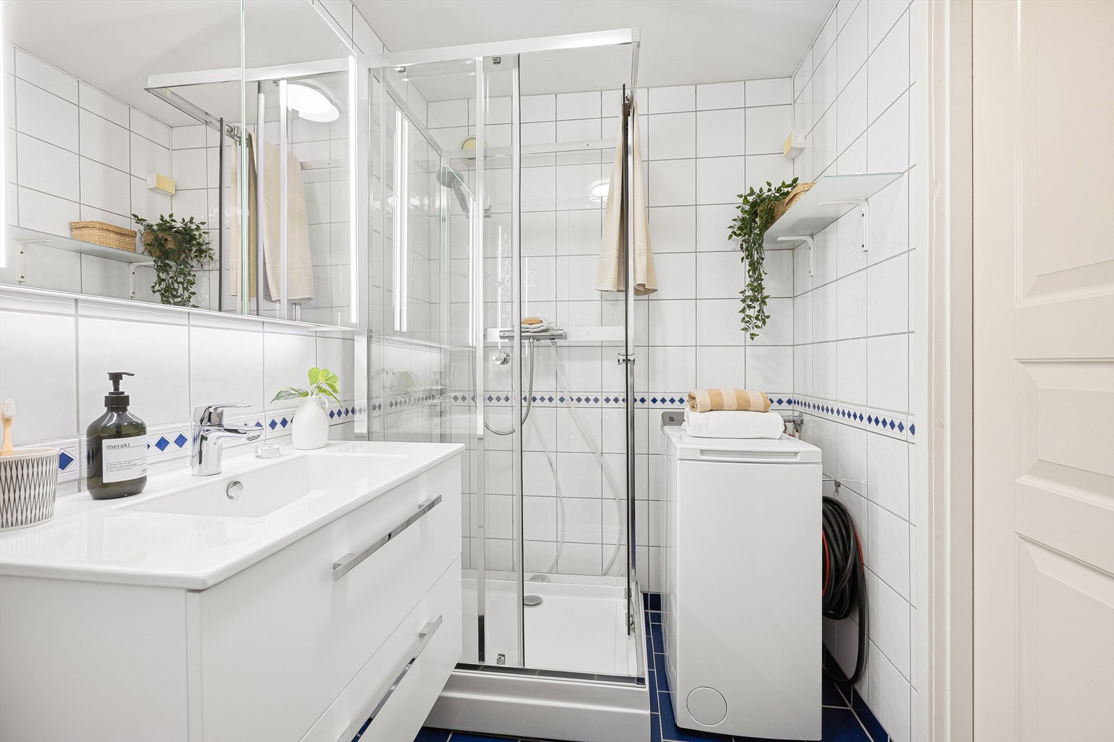 Leiligheten har et eldre flislagt bad. Baderomsinnredning bestående av nytt speilskap, benkeskap og servant. Galleribilde