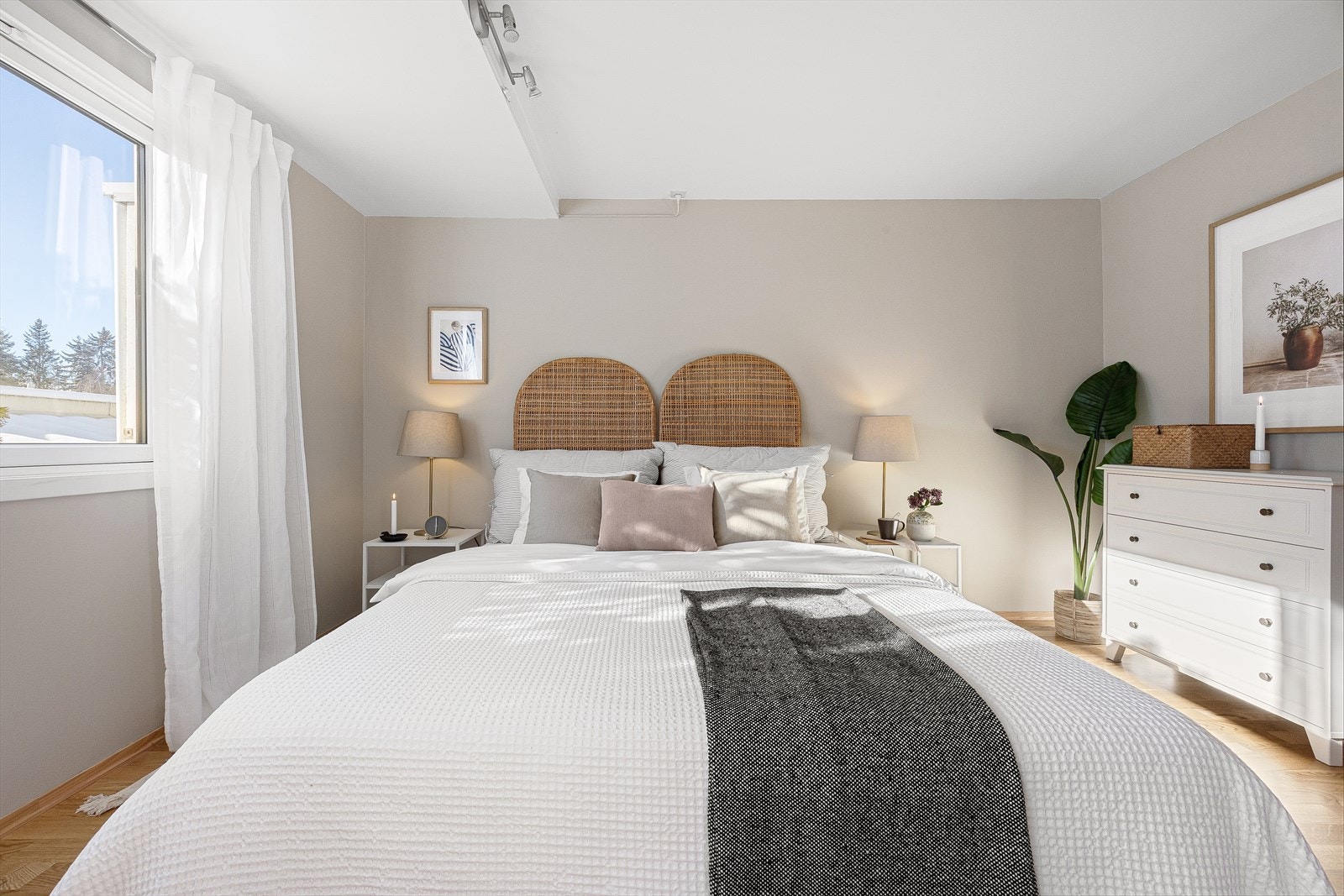 Rommene har god plass til møblement utover seng. Galleribilde