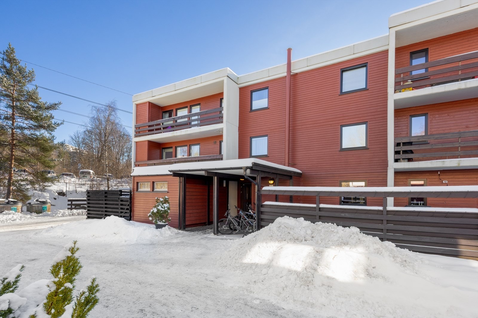 Stedet er meget barnevennlig med flere lekeplasser, og har et stort friområde med gresslette, fotball- og basketballbane. Lysakerelven med badeplass renner forbi friområdet på nedsiden av Lysejordet. Galleribilde