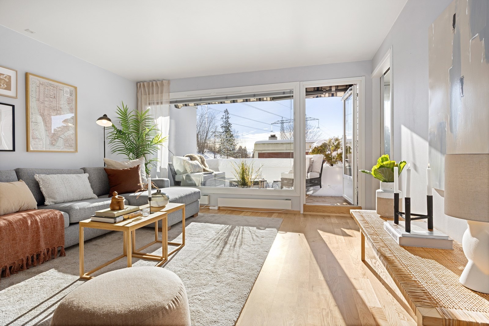 Fra stuen er det utgang til en sørvestvendt, romslig terrasse med gode solforhold. Det ble lagt nytt terrassebord i 2025. Galleribilde