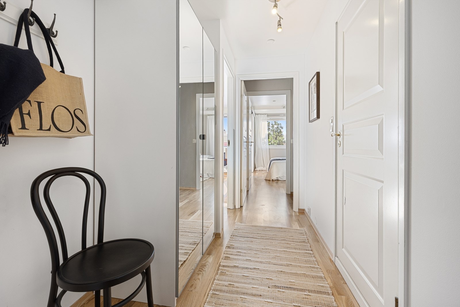 Det er adkomst via en innbydende entré som gir et godt førsteinntrykk. Romslig garderobeskap med speilfronter. Galleribilde