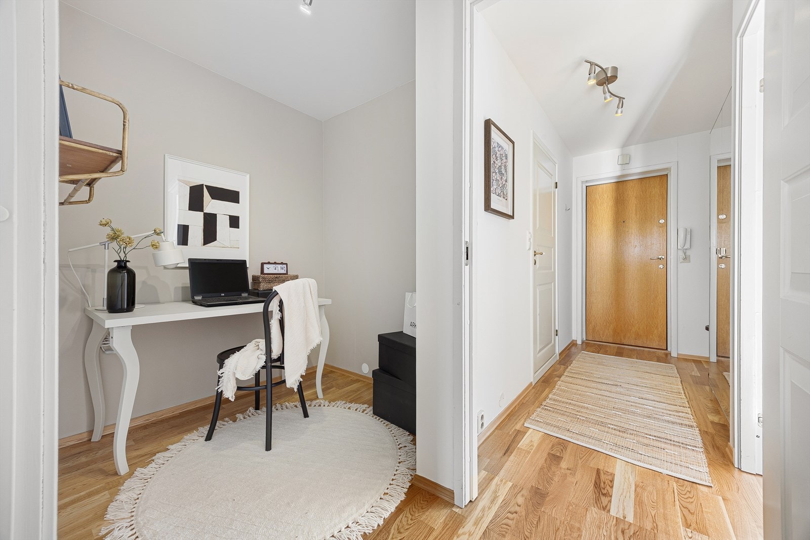 Entrè med adkomst til kontor. Galleribilde