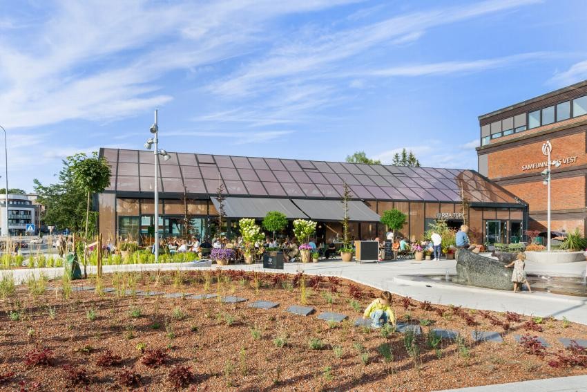 Kort gange unna finner du Røa med alle servicetilbud. Her fra Åpent Bakeri som sommeren har hyggelig uteområde på torget. Galleribilde