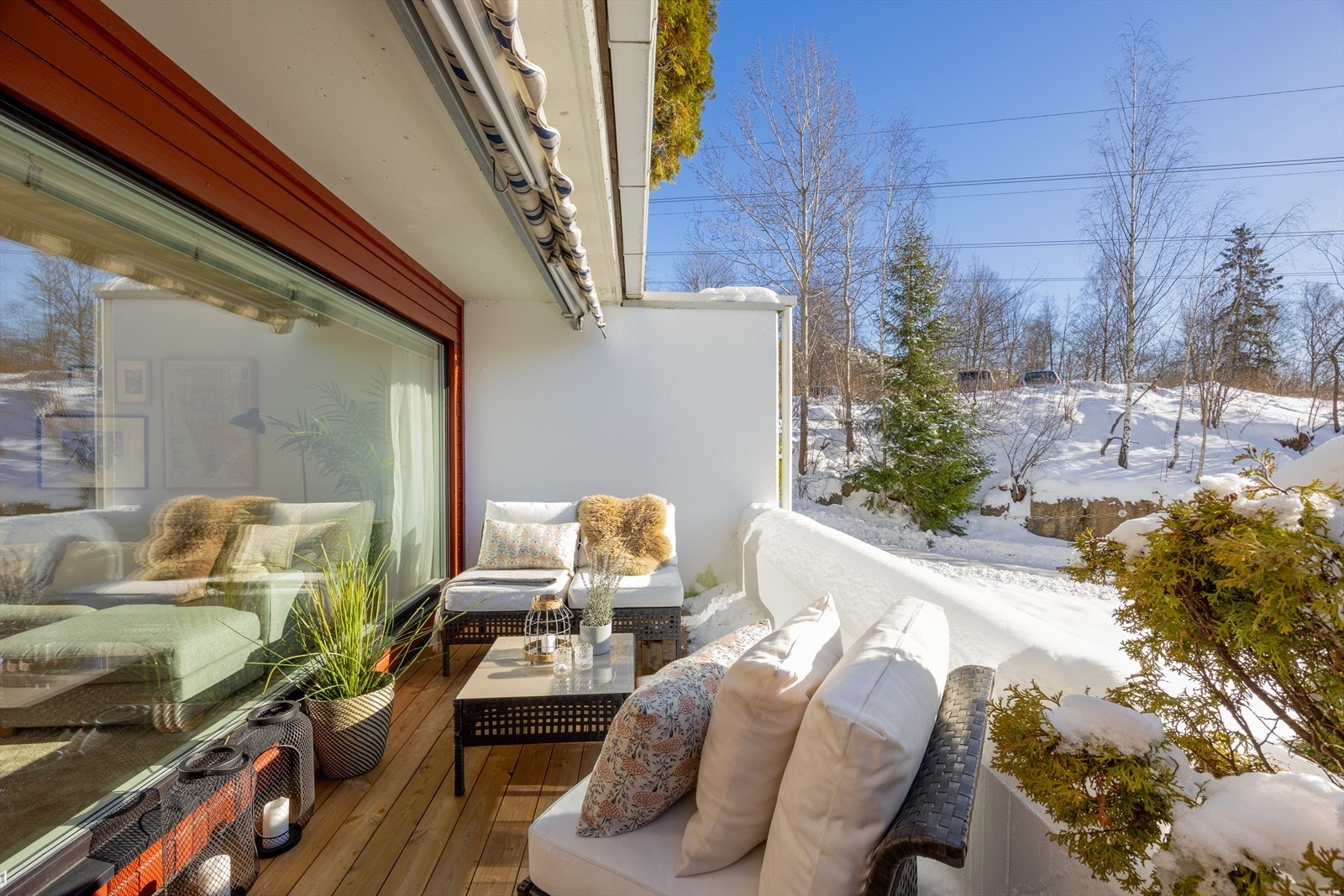 Nydelig sydvestvendt, lun og solrik terrasse på ca 11 kvm. Galleribilde